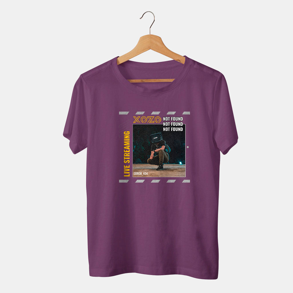 camiseta morada hombre con cabeza de television live streaming not found y fondo blanco