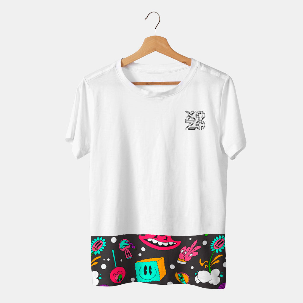 camiseta blanca con diseño moderno de fantasía y graffiti en fondo banco