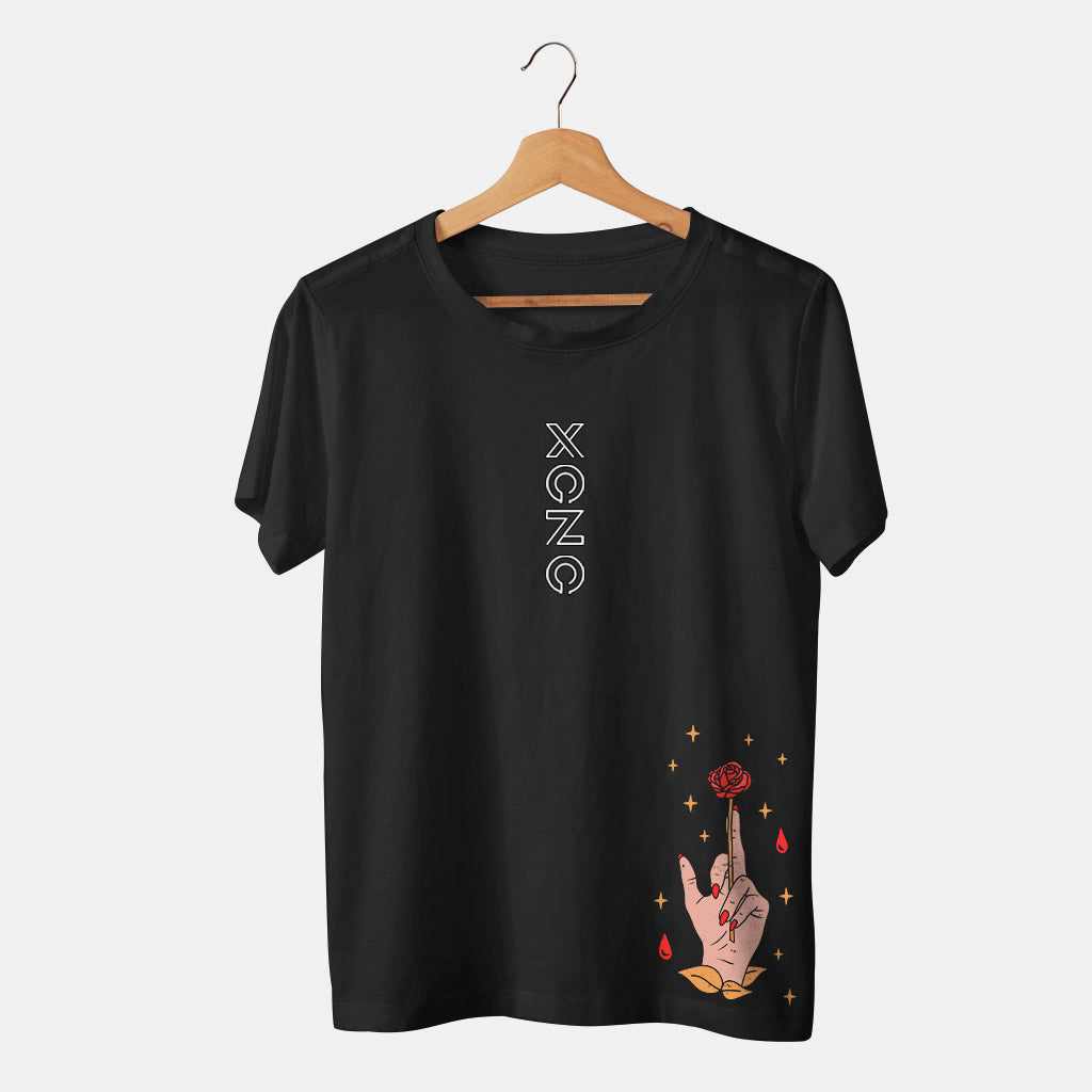 camiseta negra con mano y rosa de tarot esoterico con fondo blanco