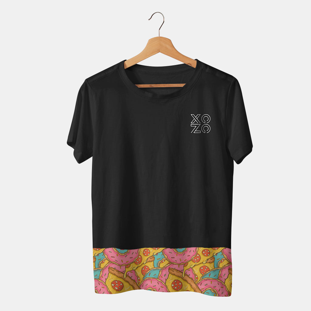 camiseta negra con pizza y donuts comida rapida con fondo blanco