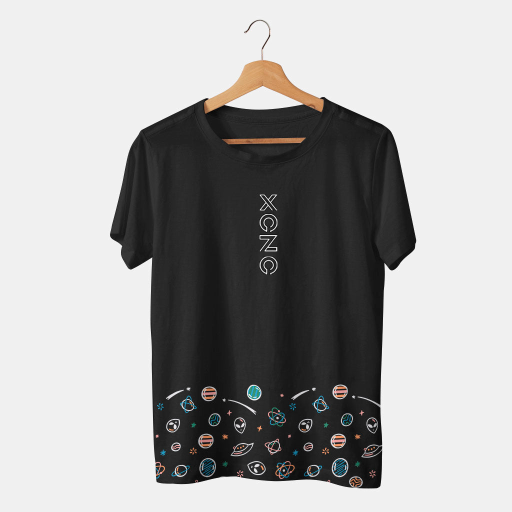 camiseta negra con aliens espacio y planetas con fondo blanco