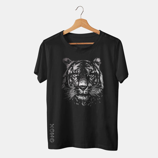 camiseta negra con tigre blanco en fondo blanco