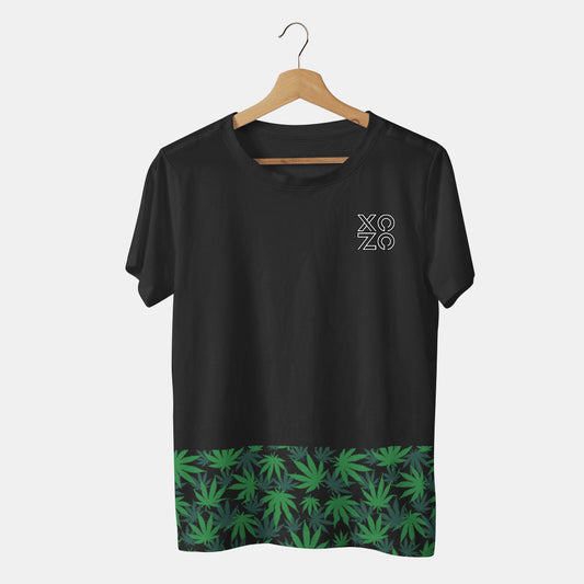 camiseta negra en percha con marihuana y cannabis con fondo blanco