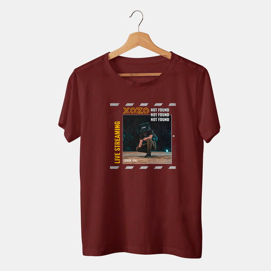 camiseta roja hombre con cabeza de television live streaming not found y fondo blanco