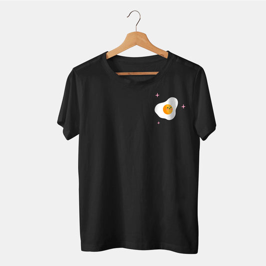 camiseta negra graciosa con huevo frito feliz y fondo blanco