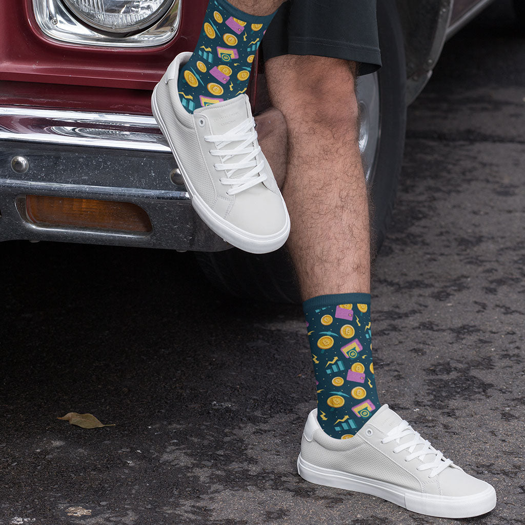 calcetines de bitcoin azules en coche hombrecon zapatillas blancas