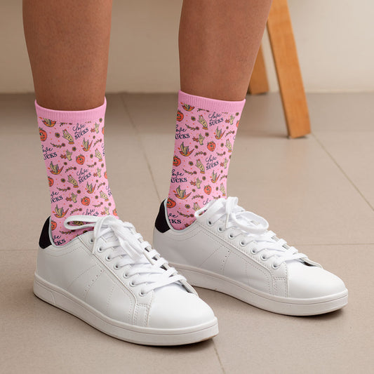 calcetines rosados en zapatillas blancas con corazones y amora