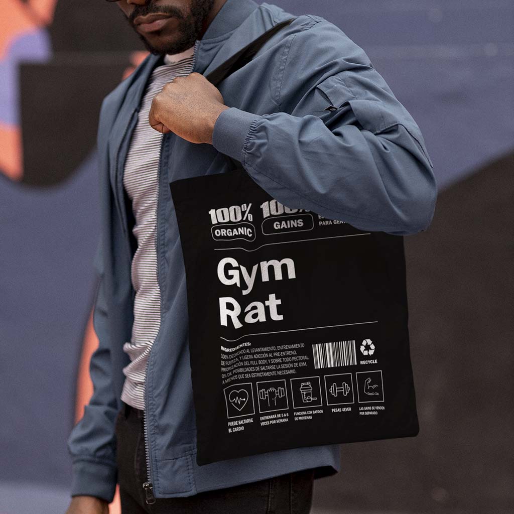 tote bag negra con hombre modelo y frase gym rat
