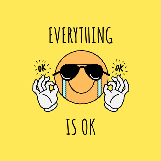 frase everything is ok gafas de sol con fondo amarillo