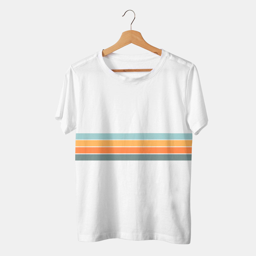 camiseta blanca con lineas de colores retro en fondo blanco