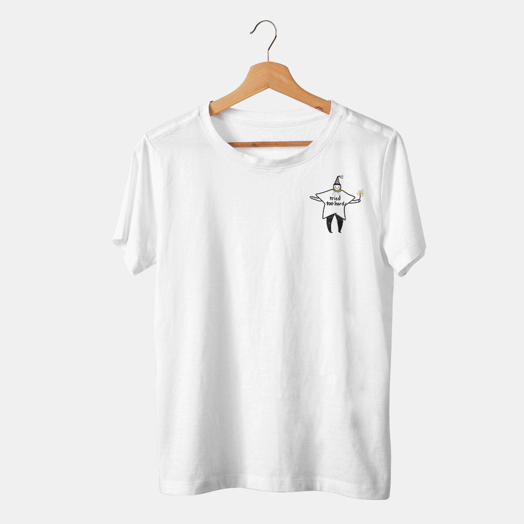 camiseta blanca con estudiante graduado cumpleaños llorando tried too hard en fondo blanco