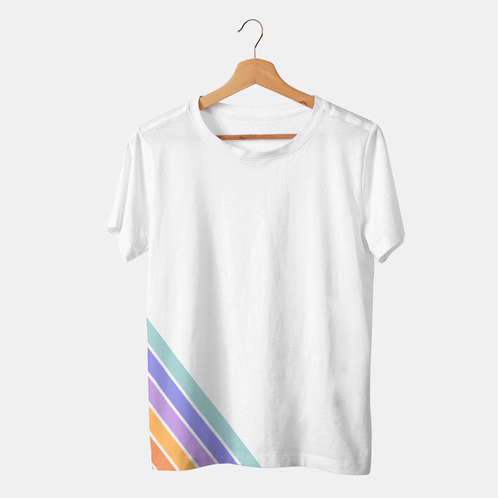 camiseta blanca con lineas de colores en fondo blanco