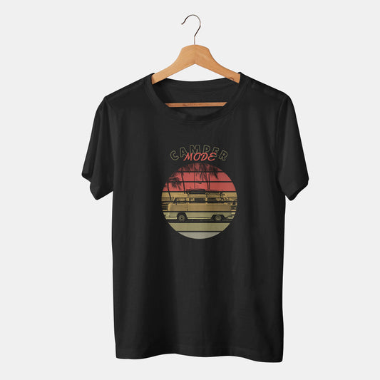 camiseta negra con furgoneta camper de verano con fondo blanco