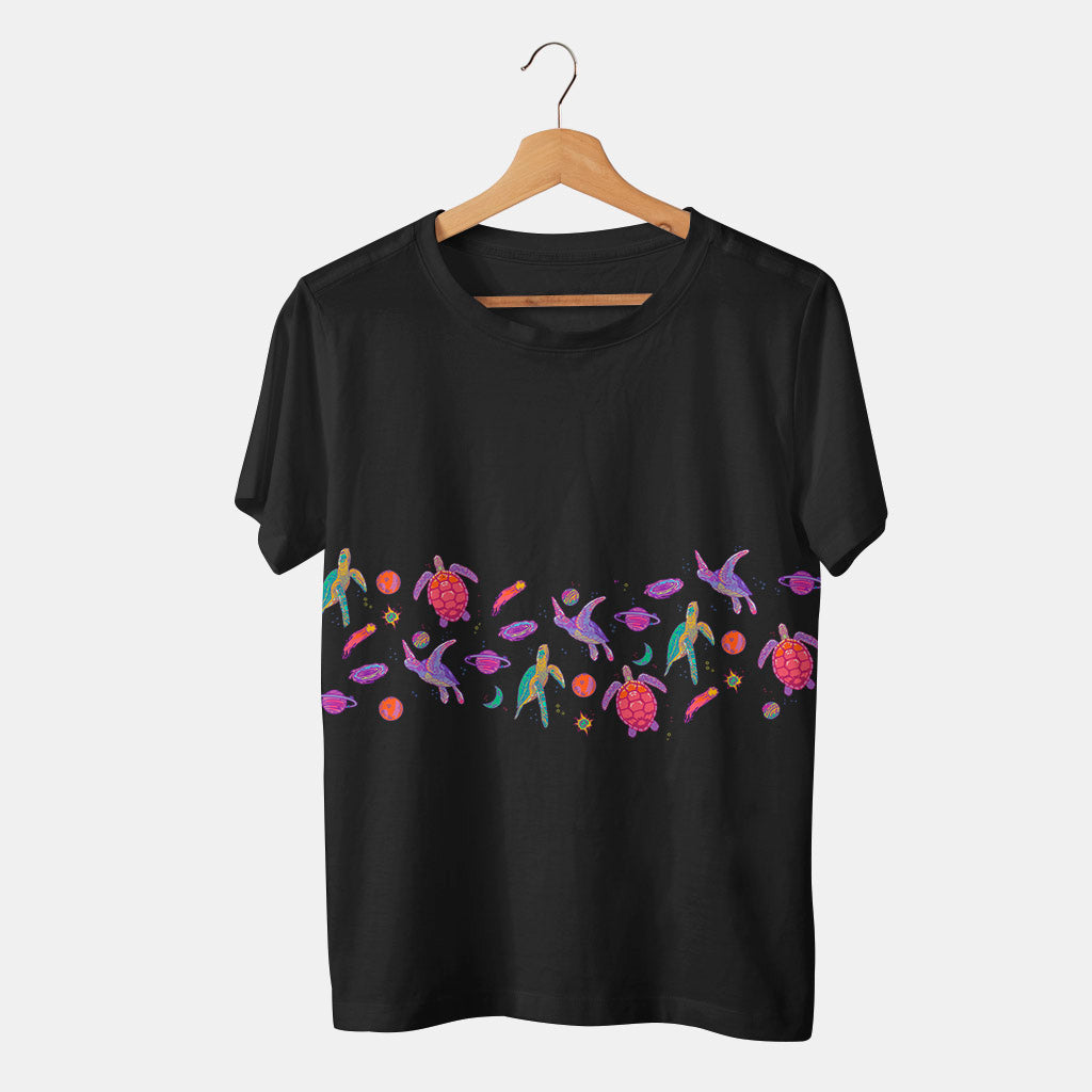 camiseta negra de tortugas en el espacio de colores y fantasia en fondo blanco