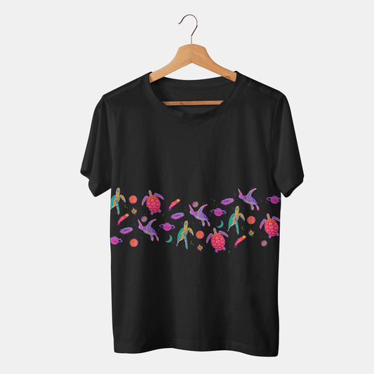 camiseta negra de tortugas en el espacio de colores y fantasia en fondo blanco