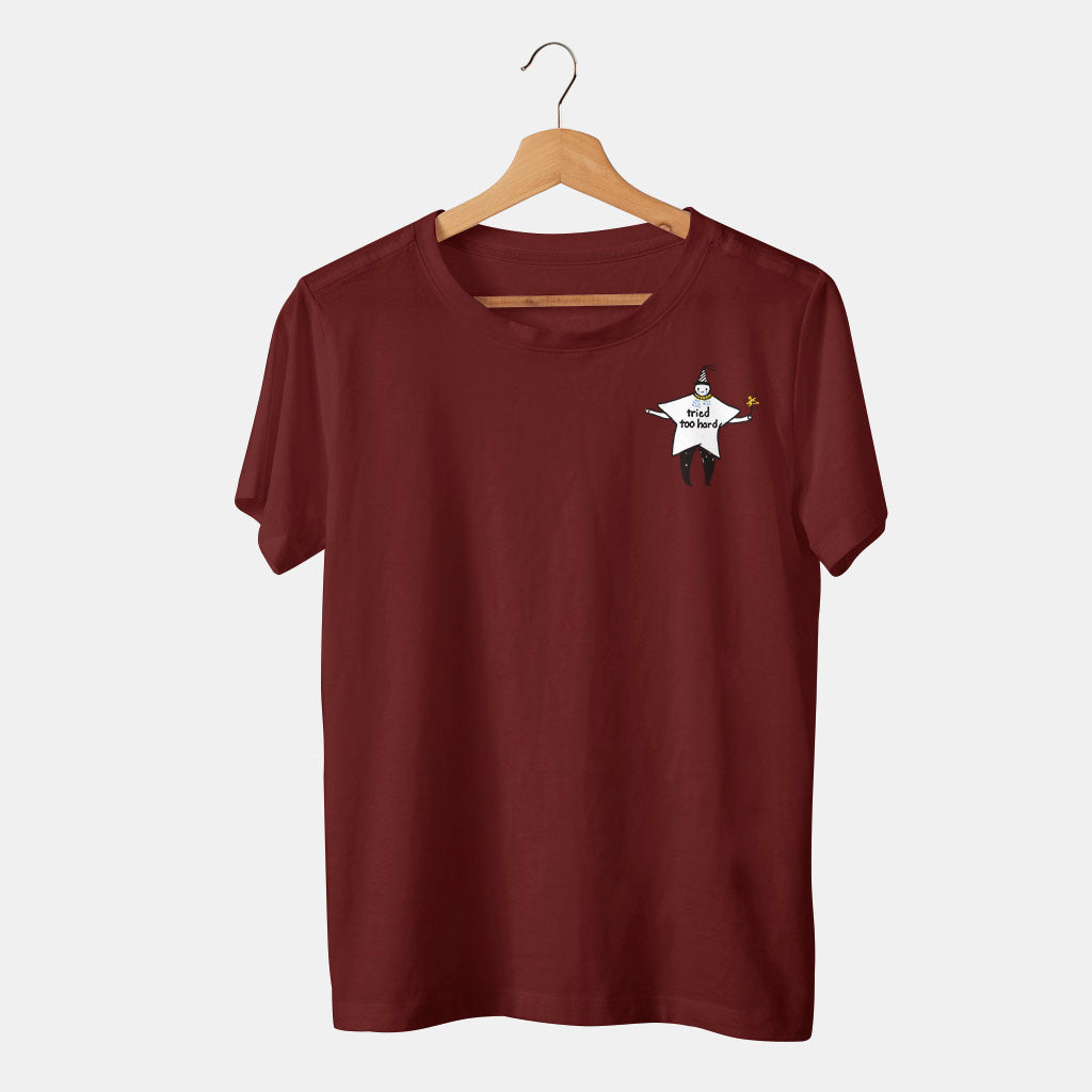 camiseta roja con estudiante graduado cumpleaños llorando tried too hard en fondo blanco