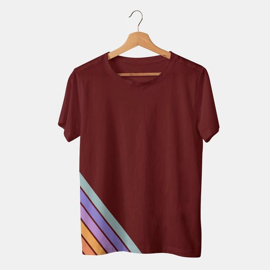camiseta roja con lineas de colores en fondo blanco