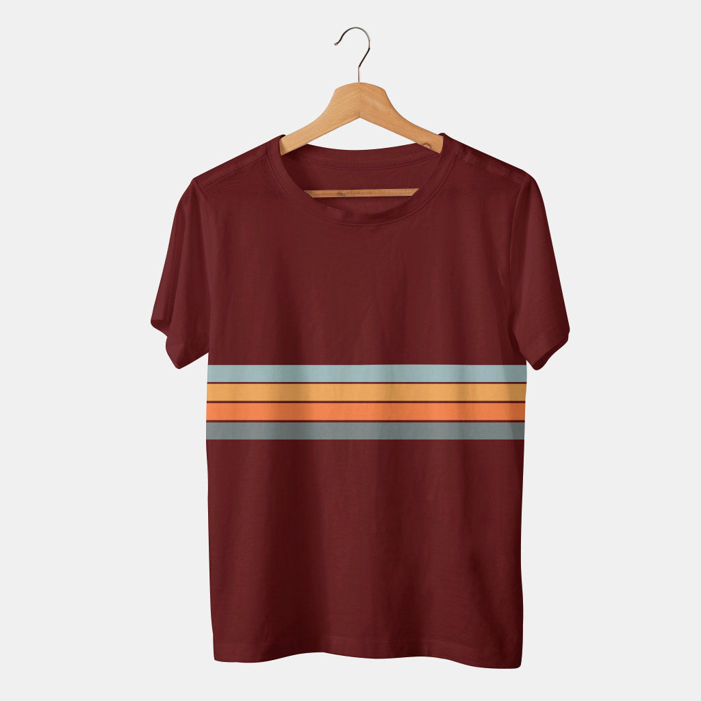 camiseta roja con lineas de colores retro en fondo blanco