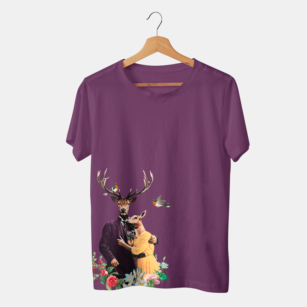 camiseta morada de pareja de ciervos y pajaros con fonddo blanco