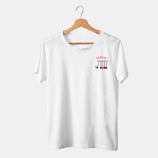 camiseta blanca me eveeryday con fondo blanco